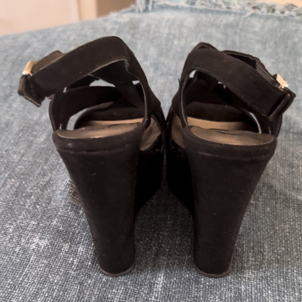 G by Guess black suede platforms - Picture 4 of 5